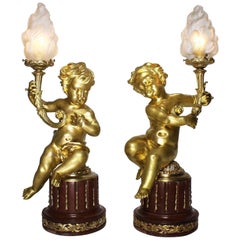 Pareja de lámparas de sobremesa francesas del siglo XIX-XX estilo Luis XV de bronce dorado y putti