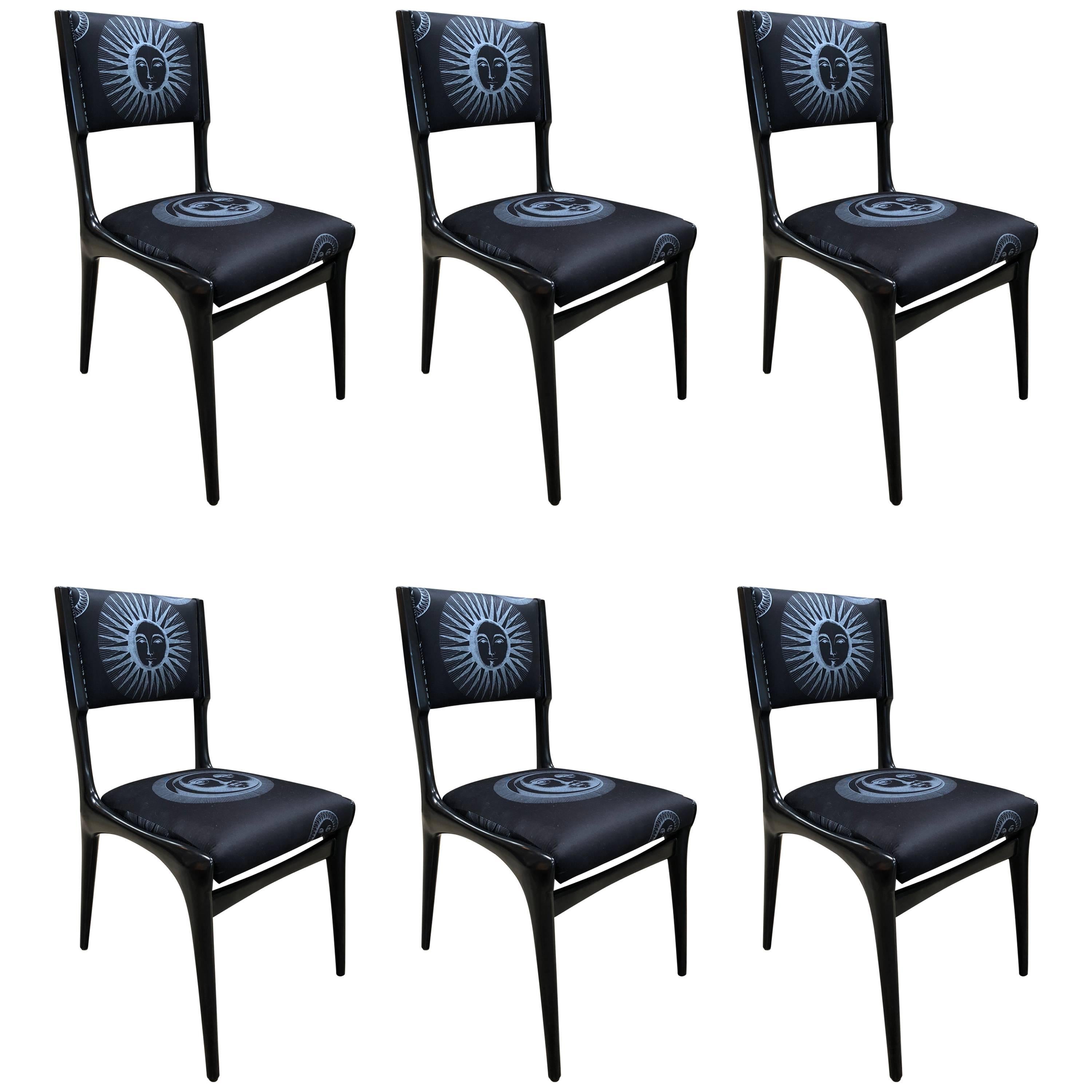 Ensemble de 6 chaises Carlo de Carli retapissées avec du tissu Fornasetti en vente