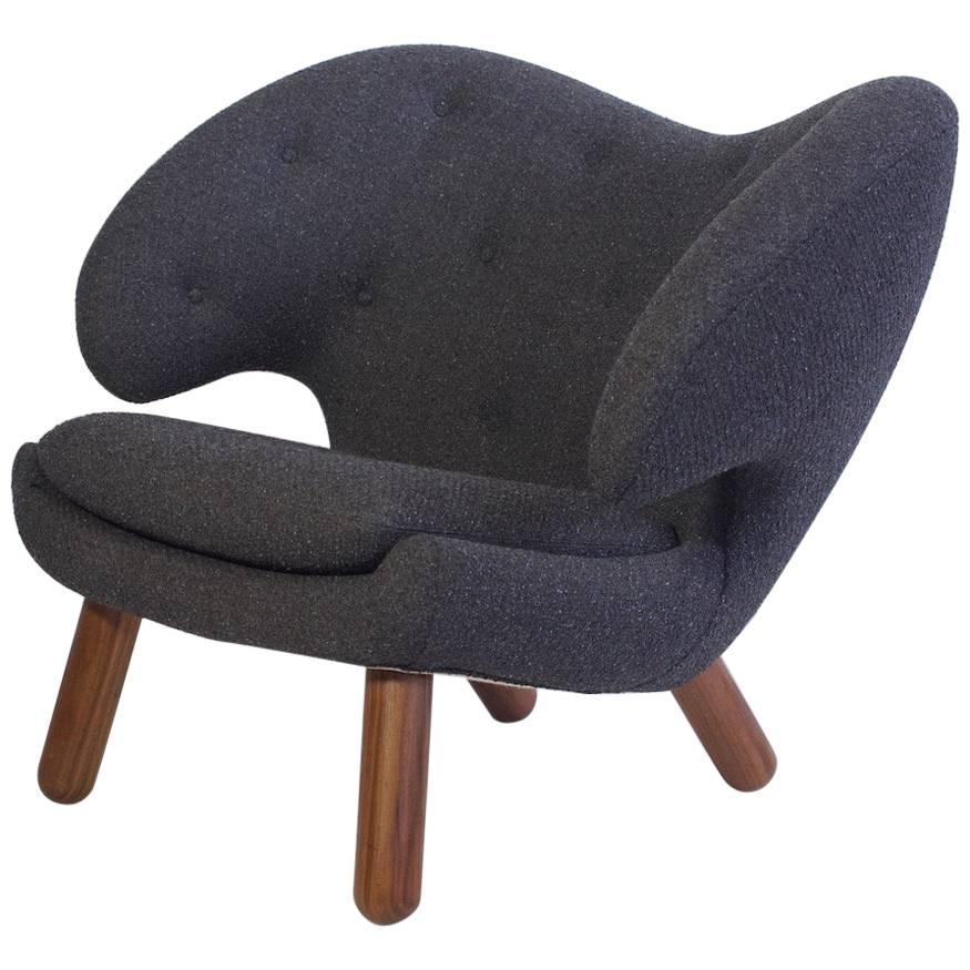 Finn Juhl Pelikan Lounge Chair with Round Walnut Legs and Grey Upholstery