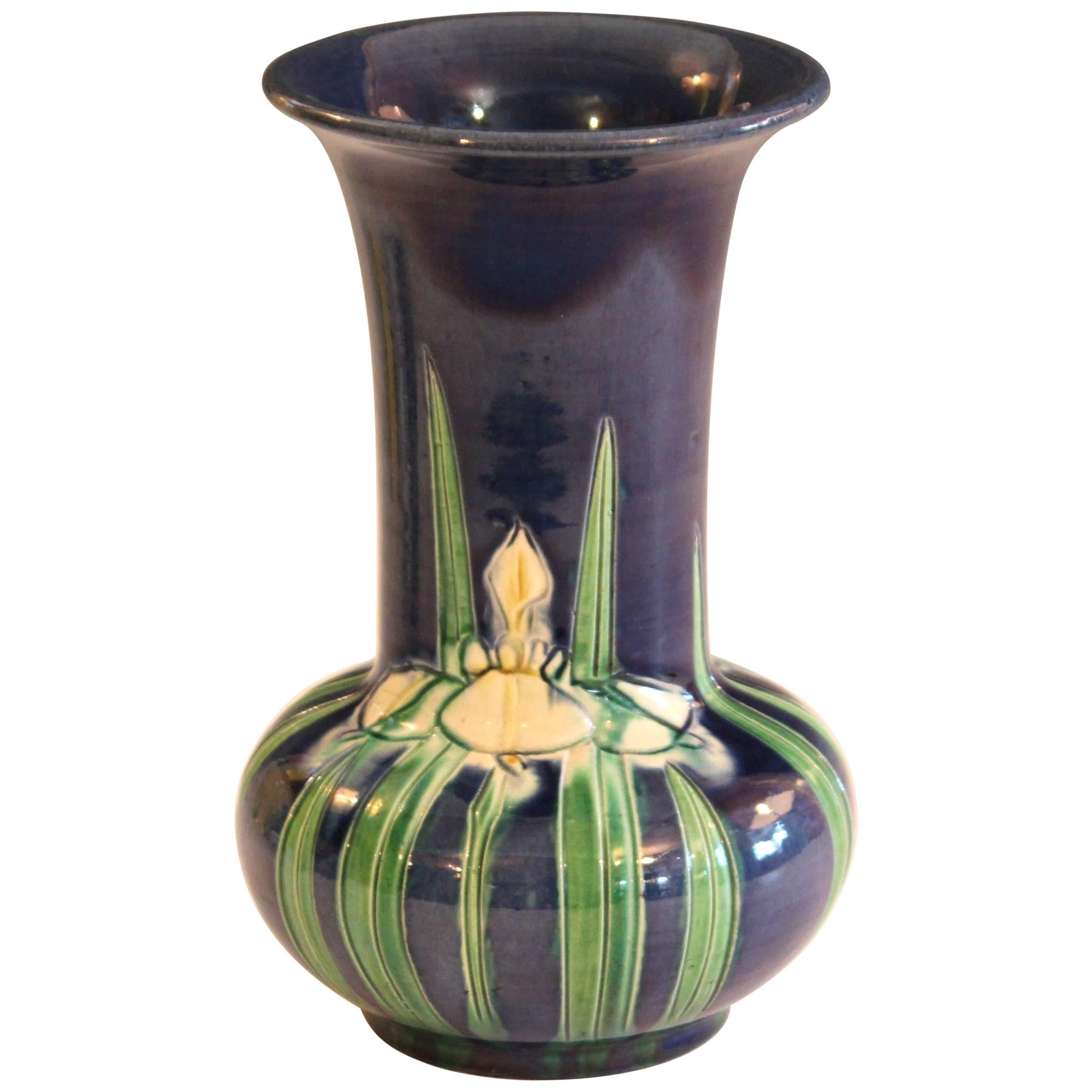 Vase japonais ancien en poterie Awaji en forme de trompette avec iris incisé sur fond bleu