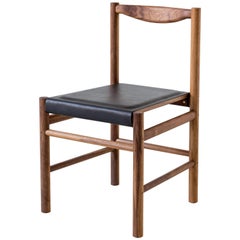 Chaise de salle à manger de gamme en noyer et cuir noir par Fort Standard, en stock