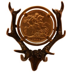 Broche autrichienne en bois de cervidé avec médaille d'or anglaise