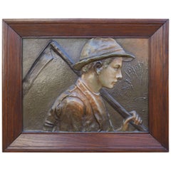 Rare plaque murale Jugendstil Boy & Scythe de style propagande communiste dans un cadre en chêne