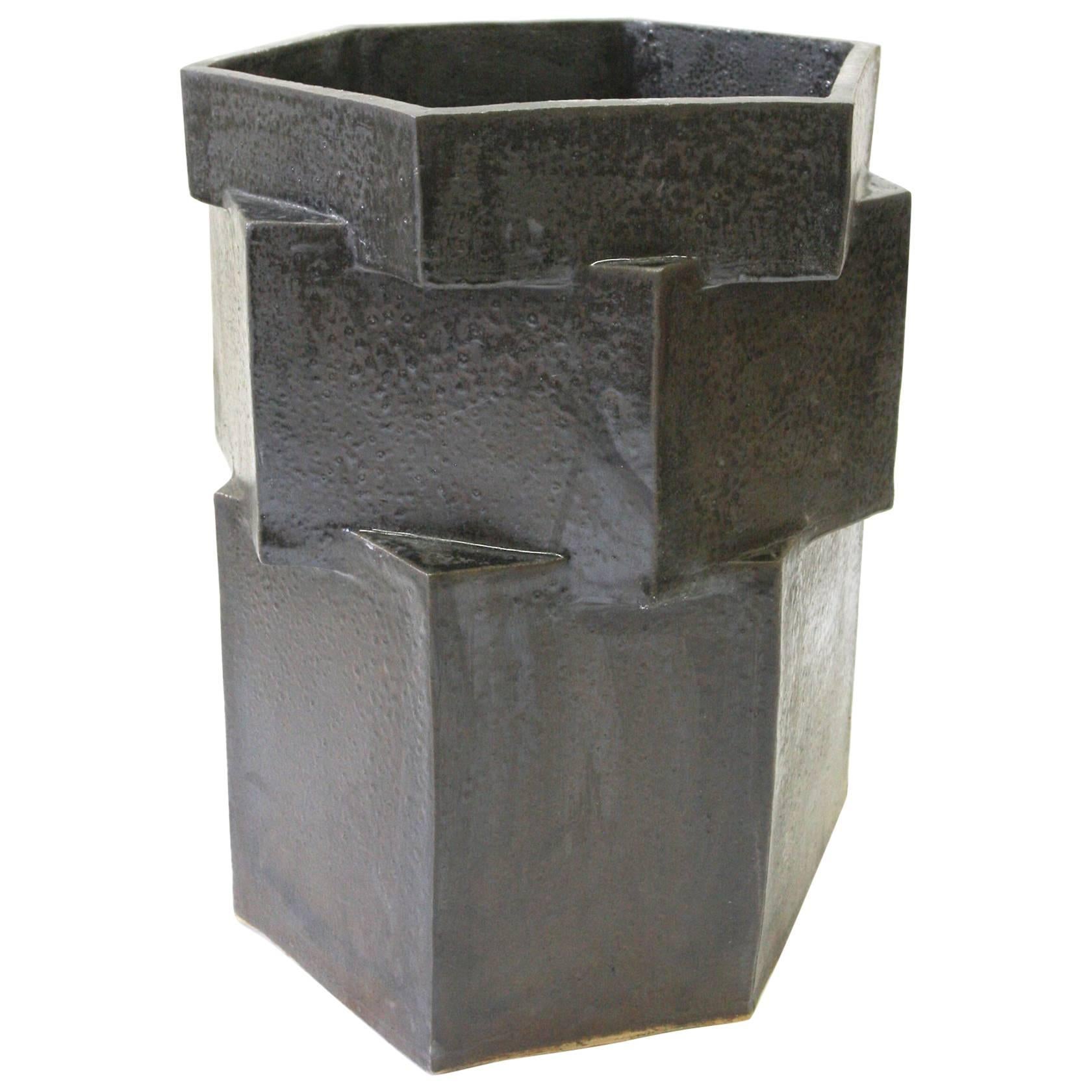 Dreistöckiges Keramik-Hex-Pflanzgefäß aus Eisentor von BZIPPY