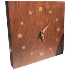 Moderne Wanduhr aus Rosenholz und Messing aus der Jahrhundertmitte