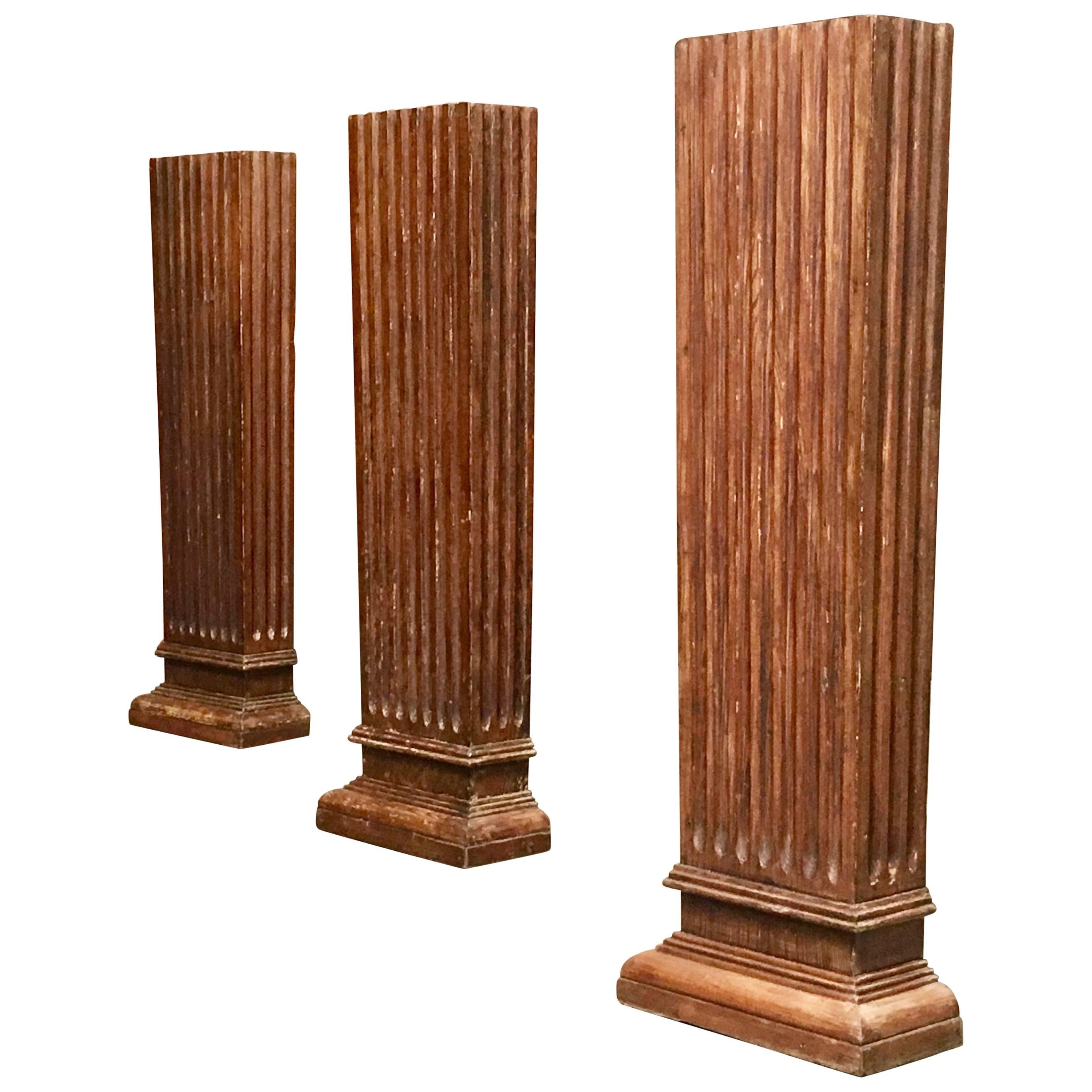 Set von drei antiken Holzsäulen im Angebot