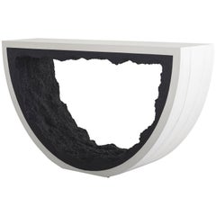 Console Radius, ciment blanc et silicate noire de Fernando Mastrangelo