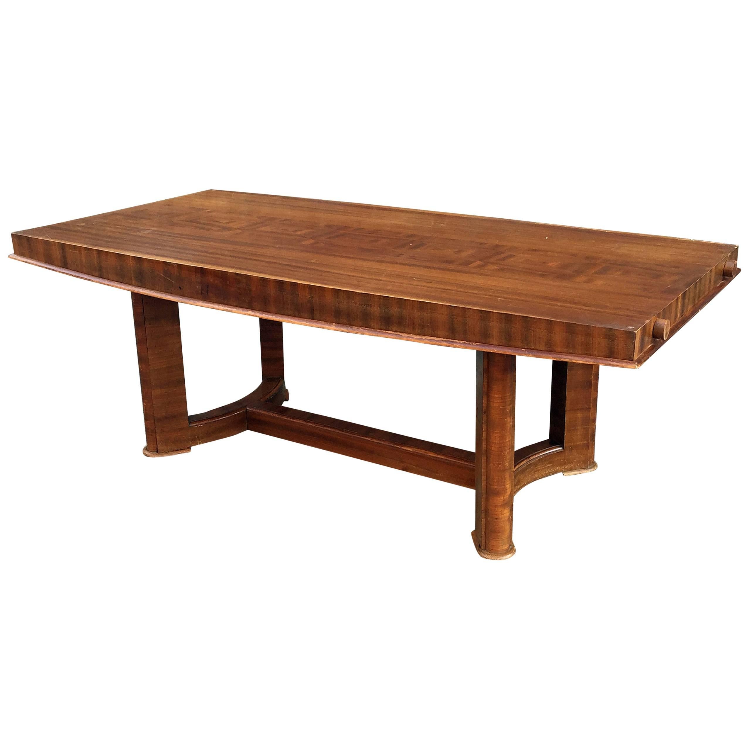 Grande table Art Déco en noyer, vers 1930