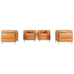 Zwei Le Corbusier LC2 Lounge Chair von Cassina:: Cognacfarbenes Leder:: signiert & Graviert