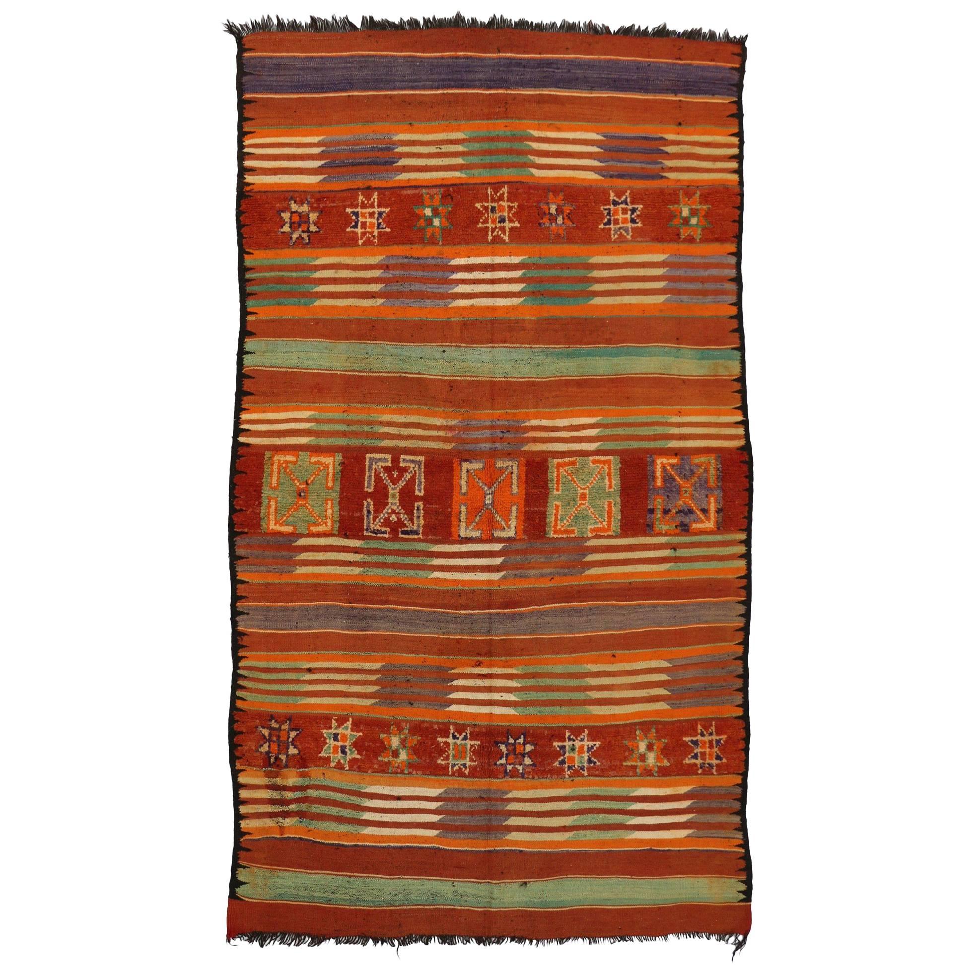 Marokkanischer Vintage-Kelim-Teppich aus Berber im modernen Cabin-Stil, flachgewebter Kelim-Teppich im Angebot