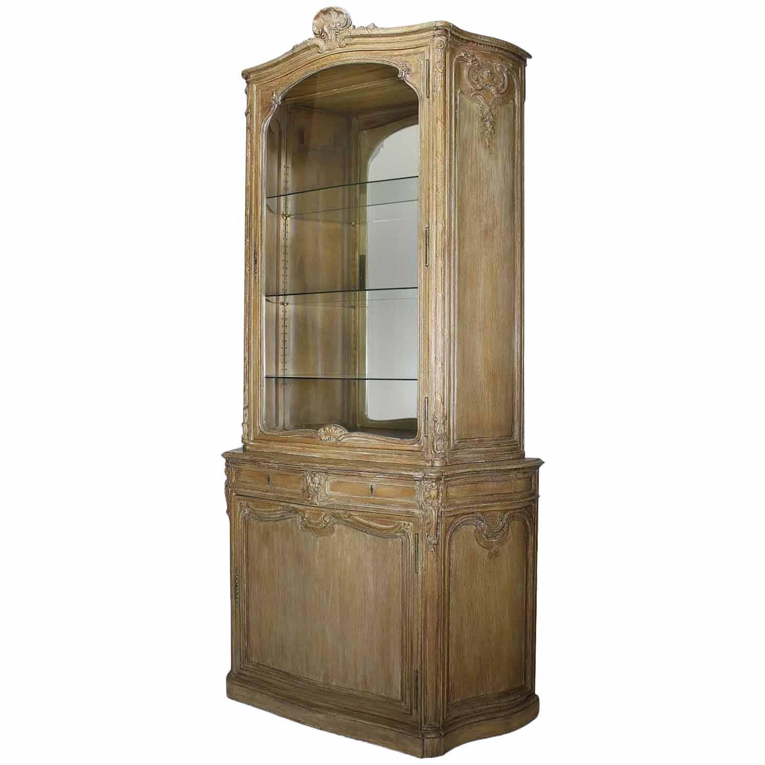 Vitrine en noyer lavé blanc du XIXe siècle de style Louis XV et de style campagnard français sculpté  en vente