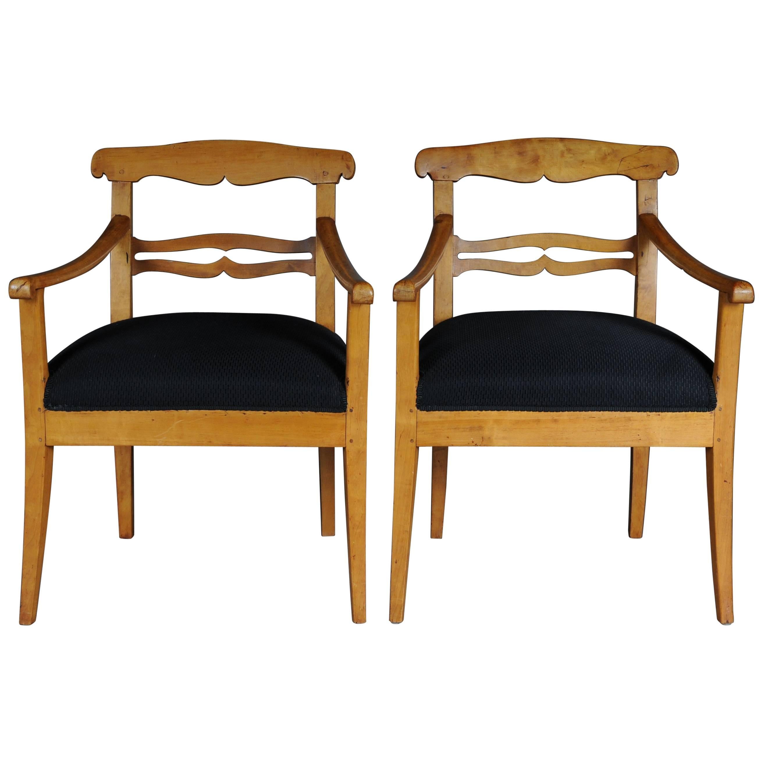 Zwei Biedermeier-Sessel aus massivem Birkenholz aus dem 19. Jahrhundert