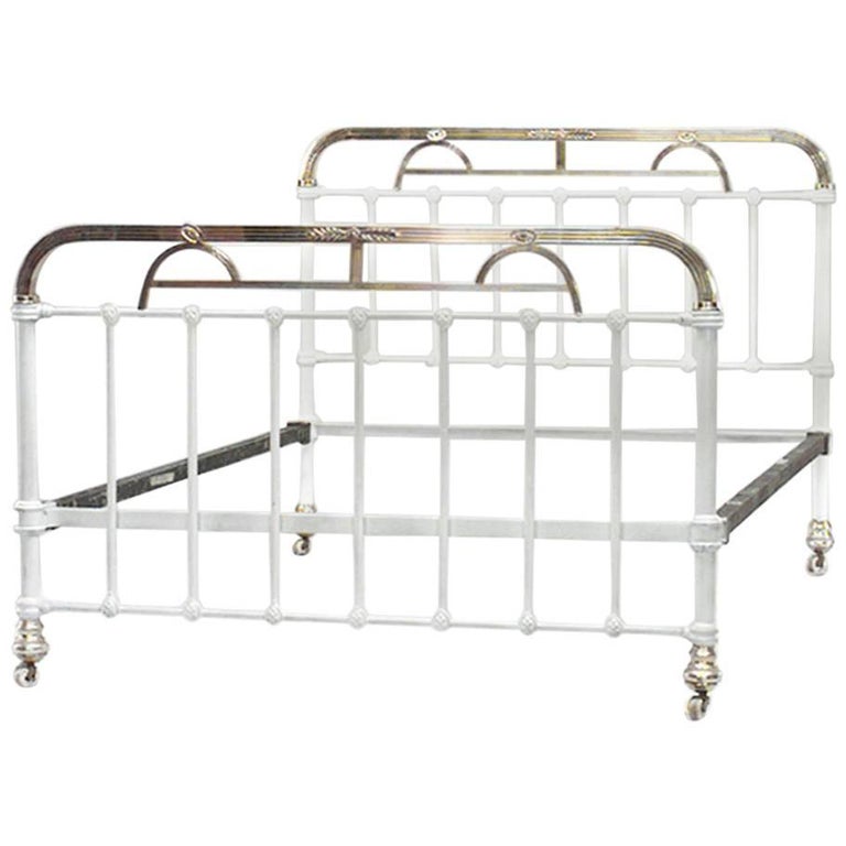 American Victorian Style White Painted Spindle Design Bed For American Victorian Style White Painted Spindle Design Bed For