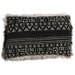 Almohada de tela de barro de imitación de piel italiana diseñada por Michelle Nussbaumer (Diseño mixto)