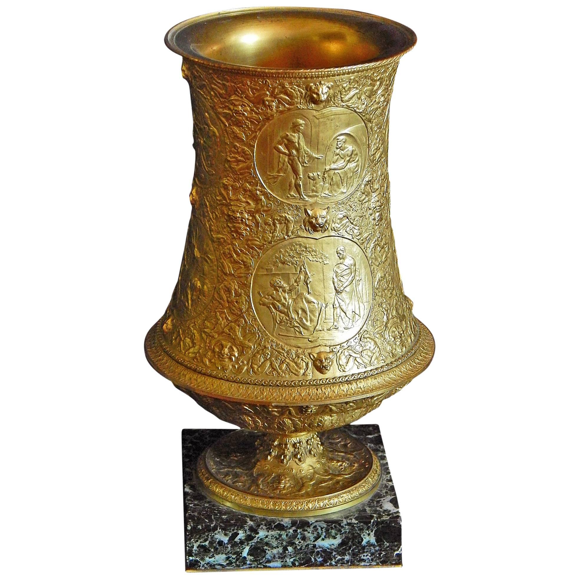 "Mythes romains et grecs " Fabuleuse urne en bronze doré avec plusieurs nus masculins