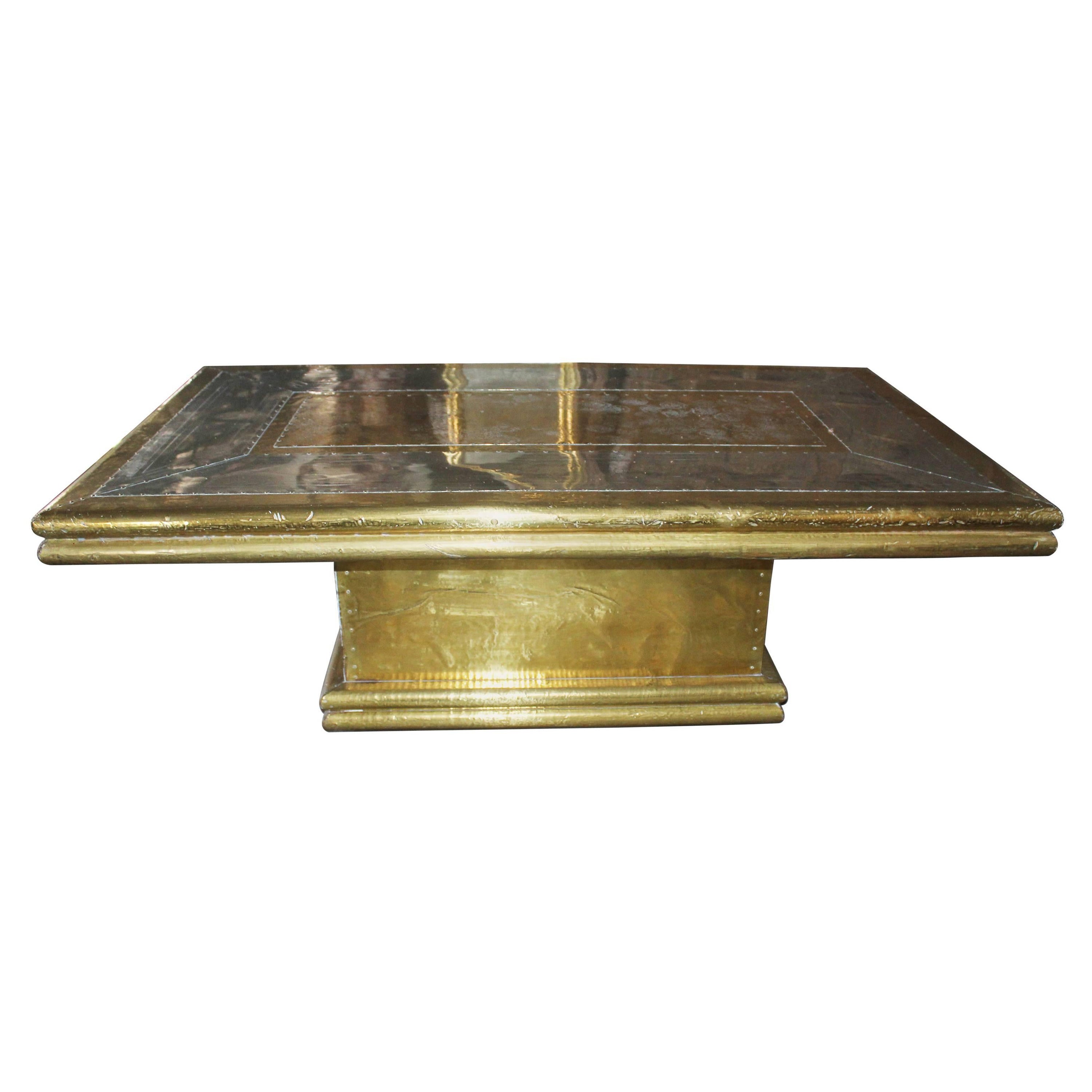 Table basse de cocktail design en laiton doré bicolore et or sur bois des années 1970 en vente