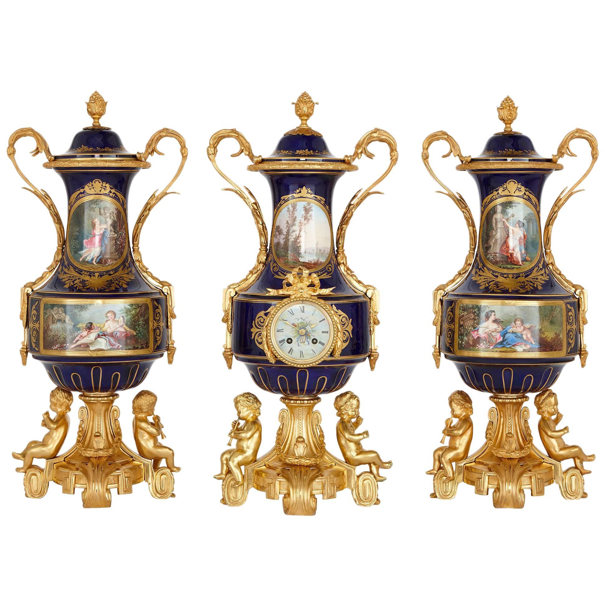 Antico orologio in porcellana e bronzo dorato di stile rococò