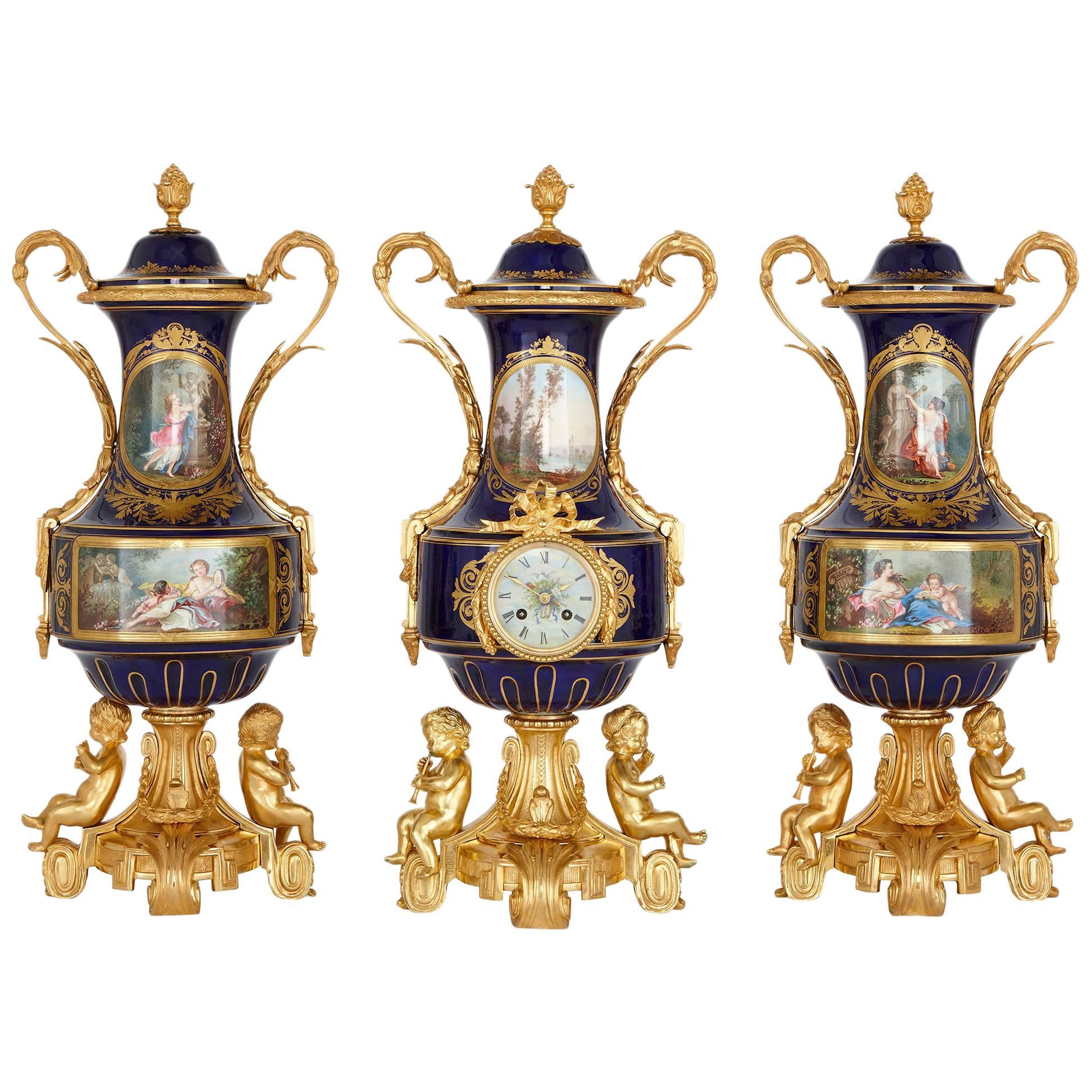 Garnitures d'horloge de style rocococo anciennes en porcelaine et bronze doré en vente