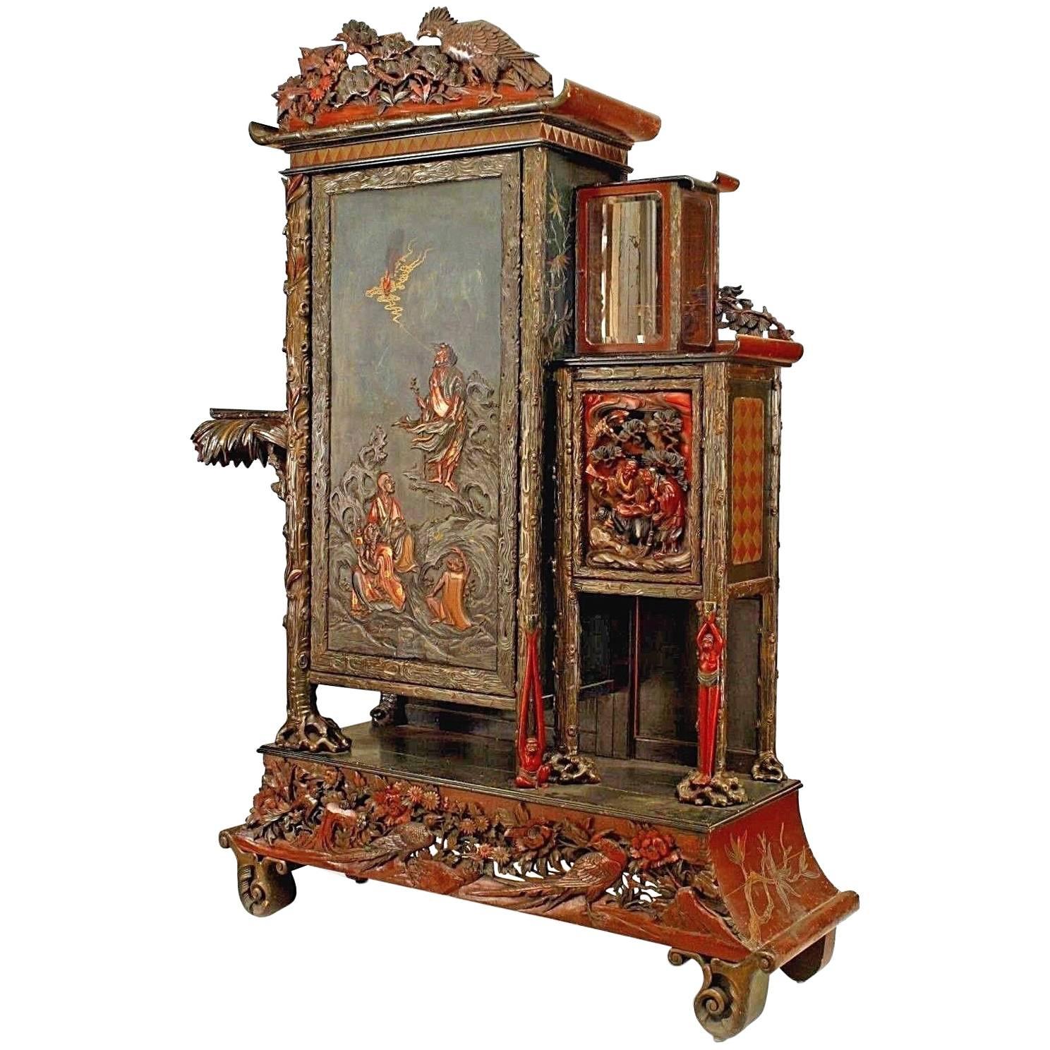 Armoire sculptée et laquée de style chinois en vente