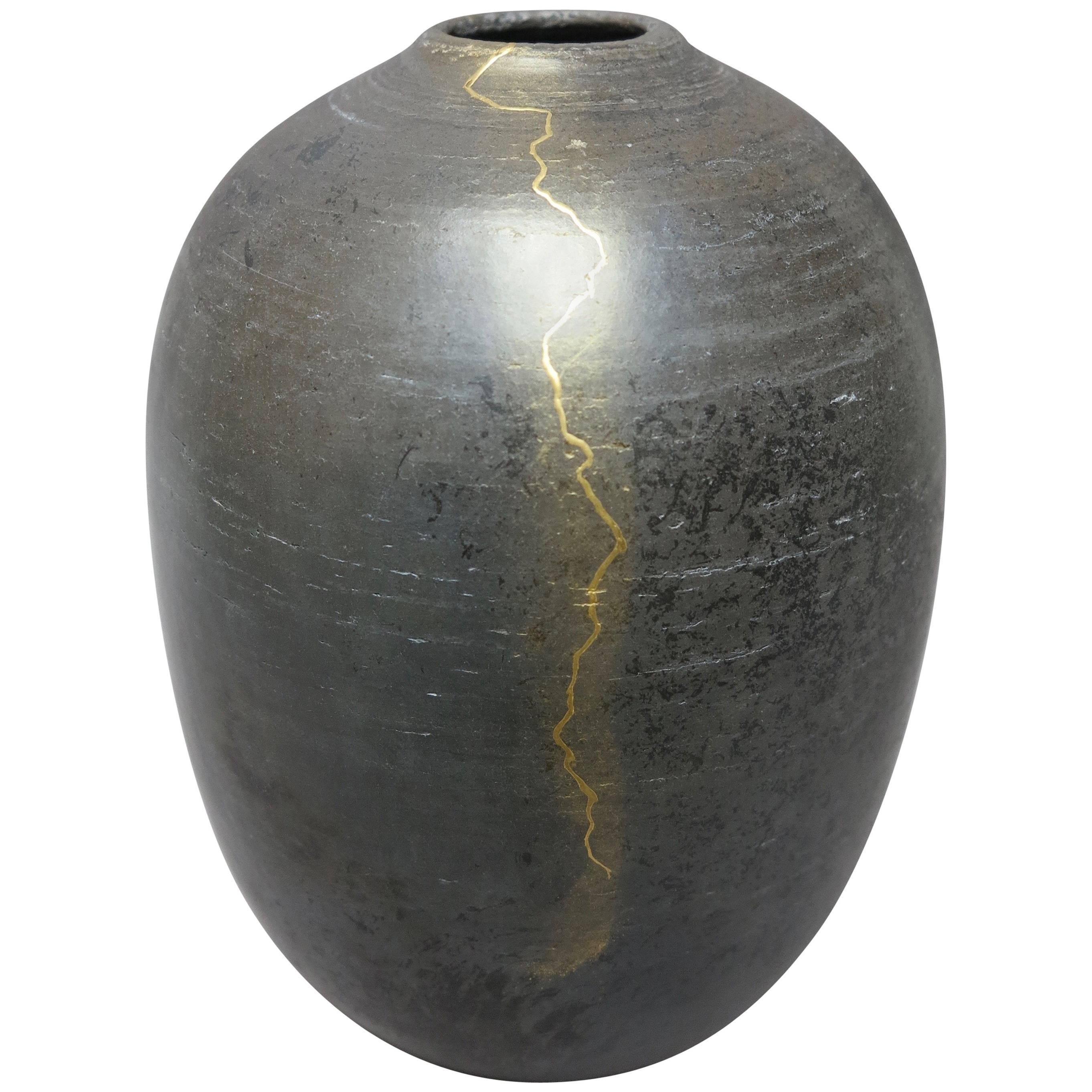 Vase en céramique et Kintsugi de Karen Swami