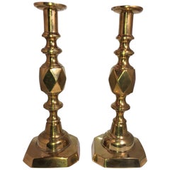 Pareja de candeleros antiguos ingleses victorianos con dibujo de rey