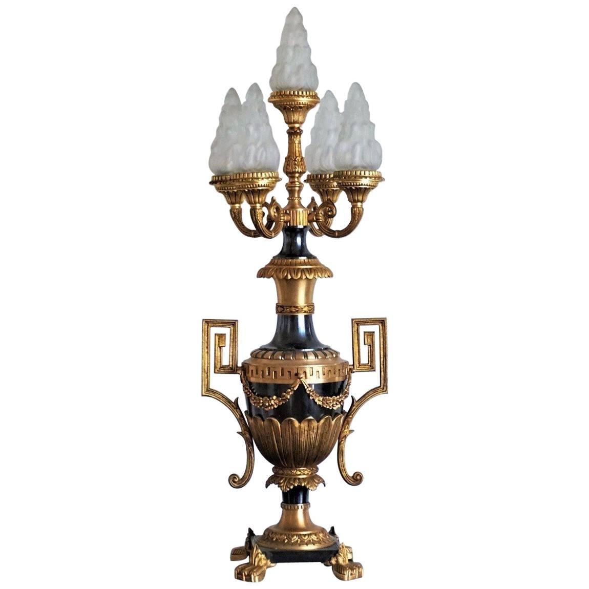 Grande urne de table de style Empire en bronze doré et patiné, lampe d'amphore