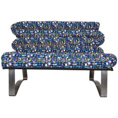 Design und farbenfrohes Sofa aus Fiberglas und gebürstetem Metall