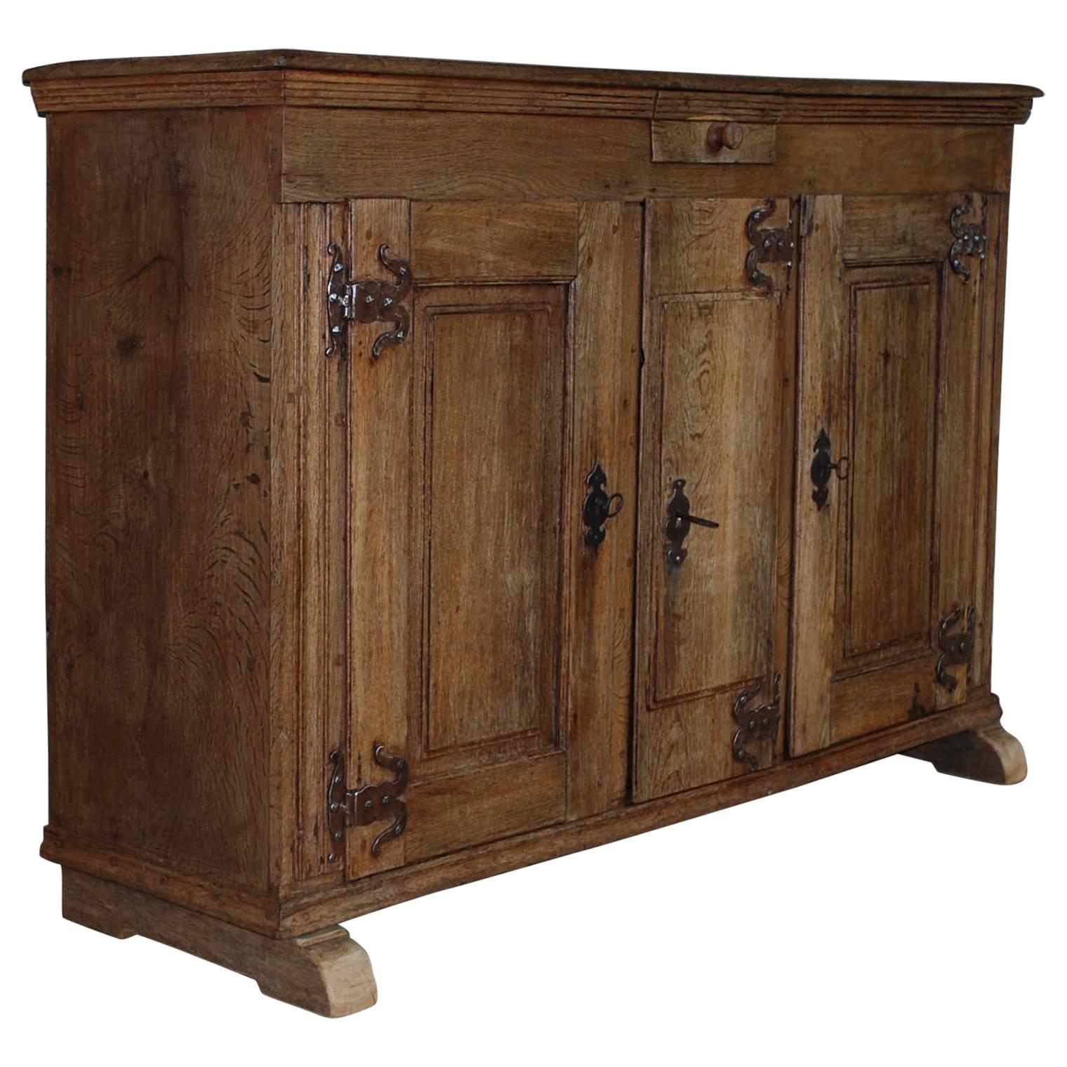 Buffet in rovere sbiancato rustico tedesco del XVIII secolo