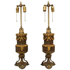 Coppia di lampade da tavolo francesi in bronzo Ram in stile Luigi XVI