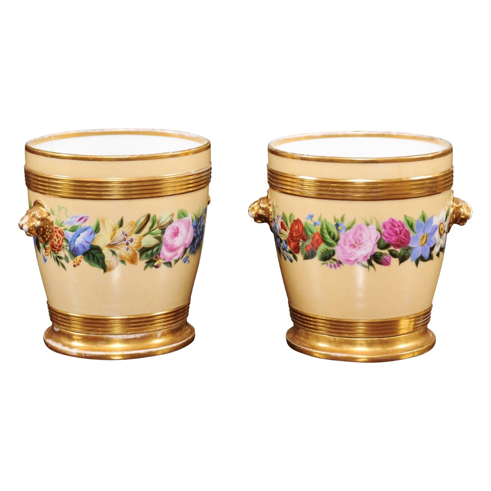 Paire de pots à caches en porcelaine de Paris du 19e siècle à fond jaune et décor floral