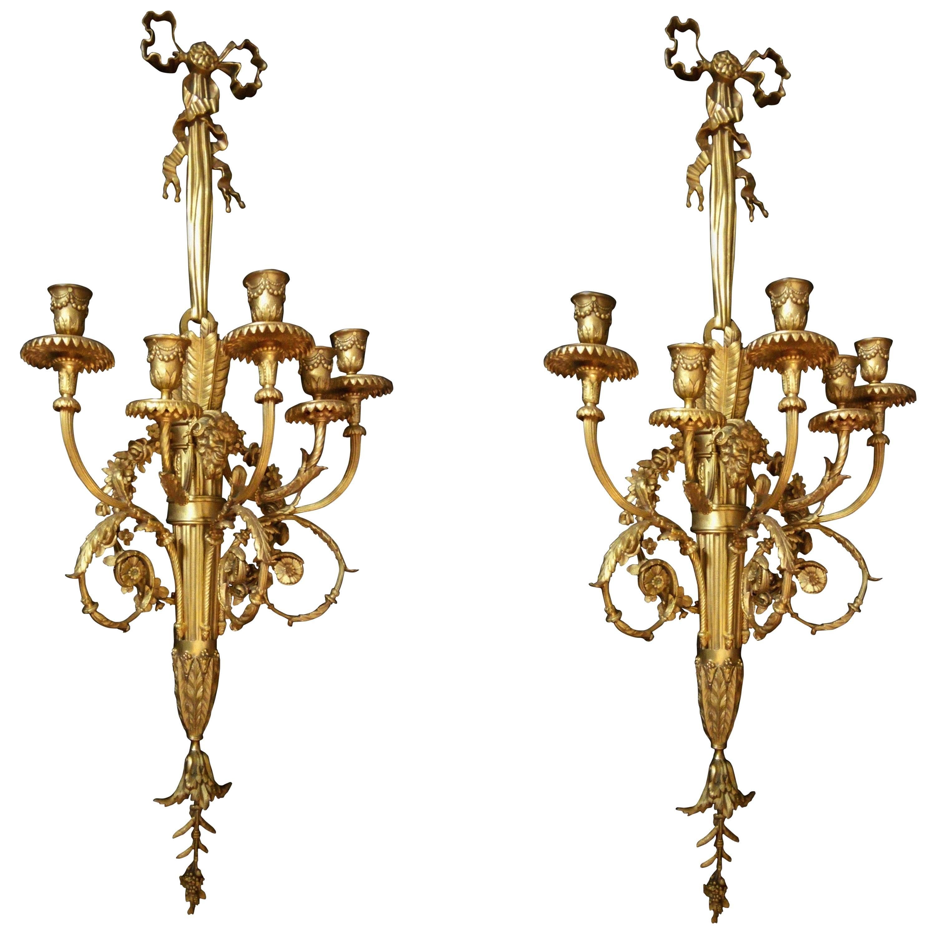 Paar Louis XVI-Wandleuchter aus vergoldeter, vergoldeter und vergoldeter Bronze mit fünf Lichtern