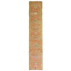 Tapis de couloir turc ancien Oushak en corail et rose