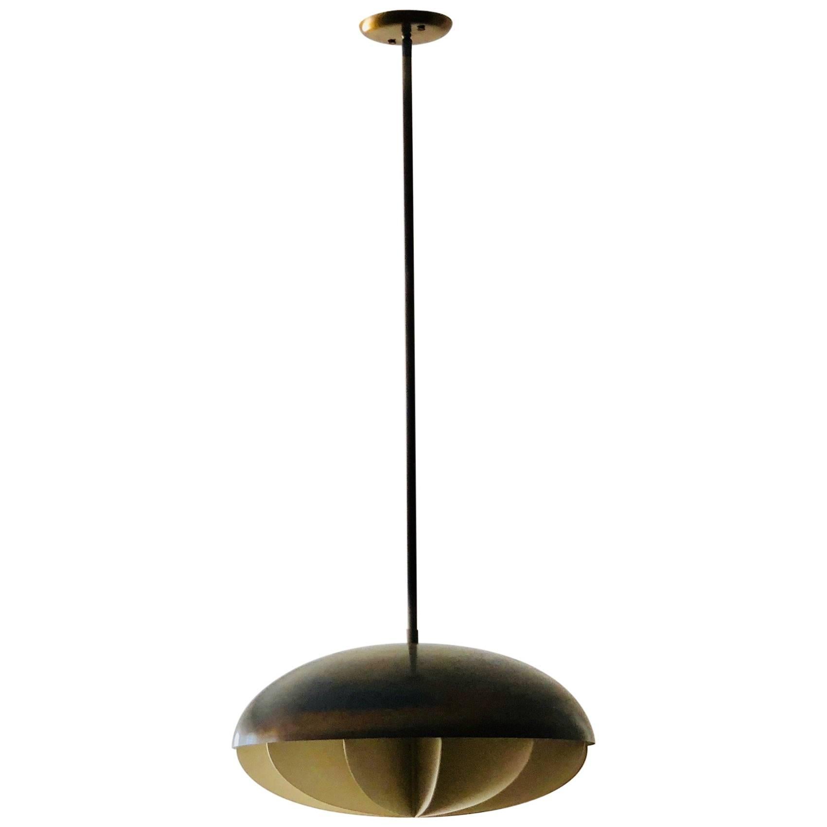 Lampe à suspension moderniste en finition bronze