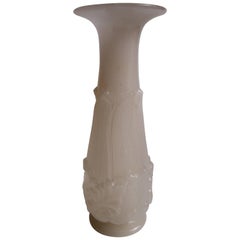 Vase en verre albâtre/opaline à décor de feuilles de Baccarat III French French Baccarat Napolean III Vase en verre albâtre/opaline c1855