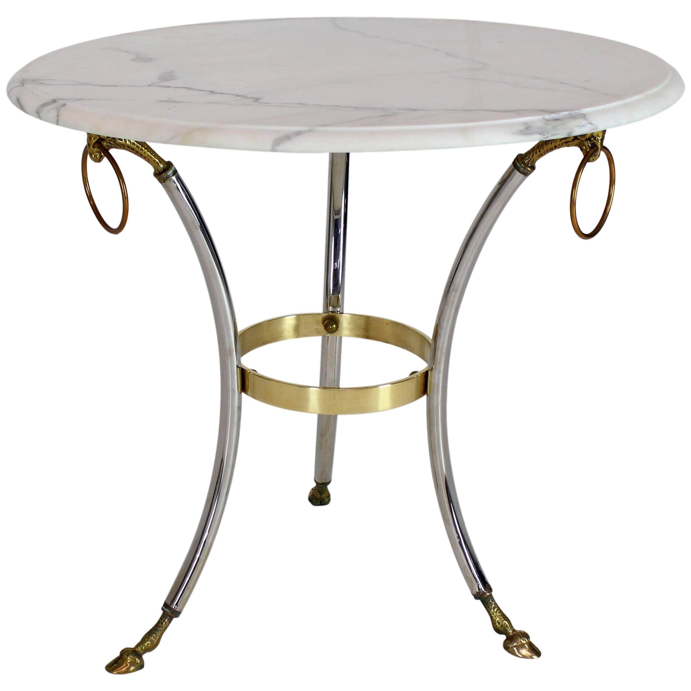 Gueridon-Mitteltisch aus Messing und Chrom mit Marmorplatte und Huffüßen mit großen Ringen und Akzenten