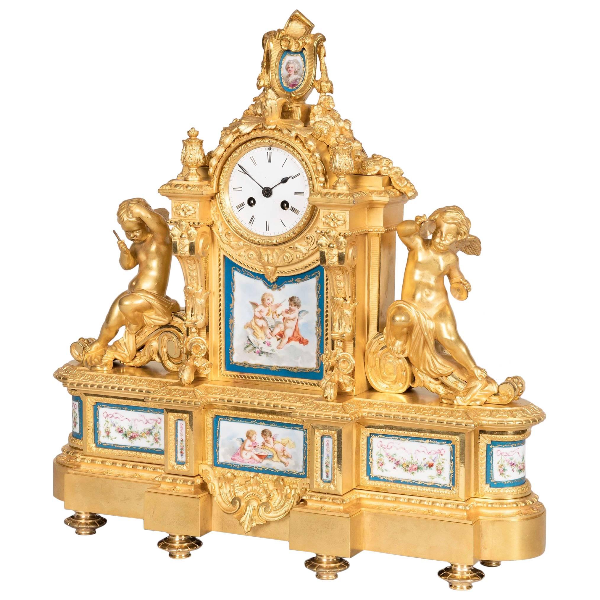 Horloge française du 19e siècle en bronze doré et porcelaine de style Louis XVI