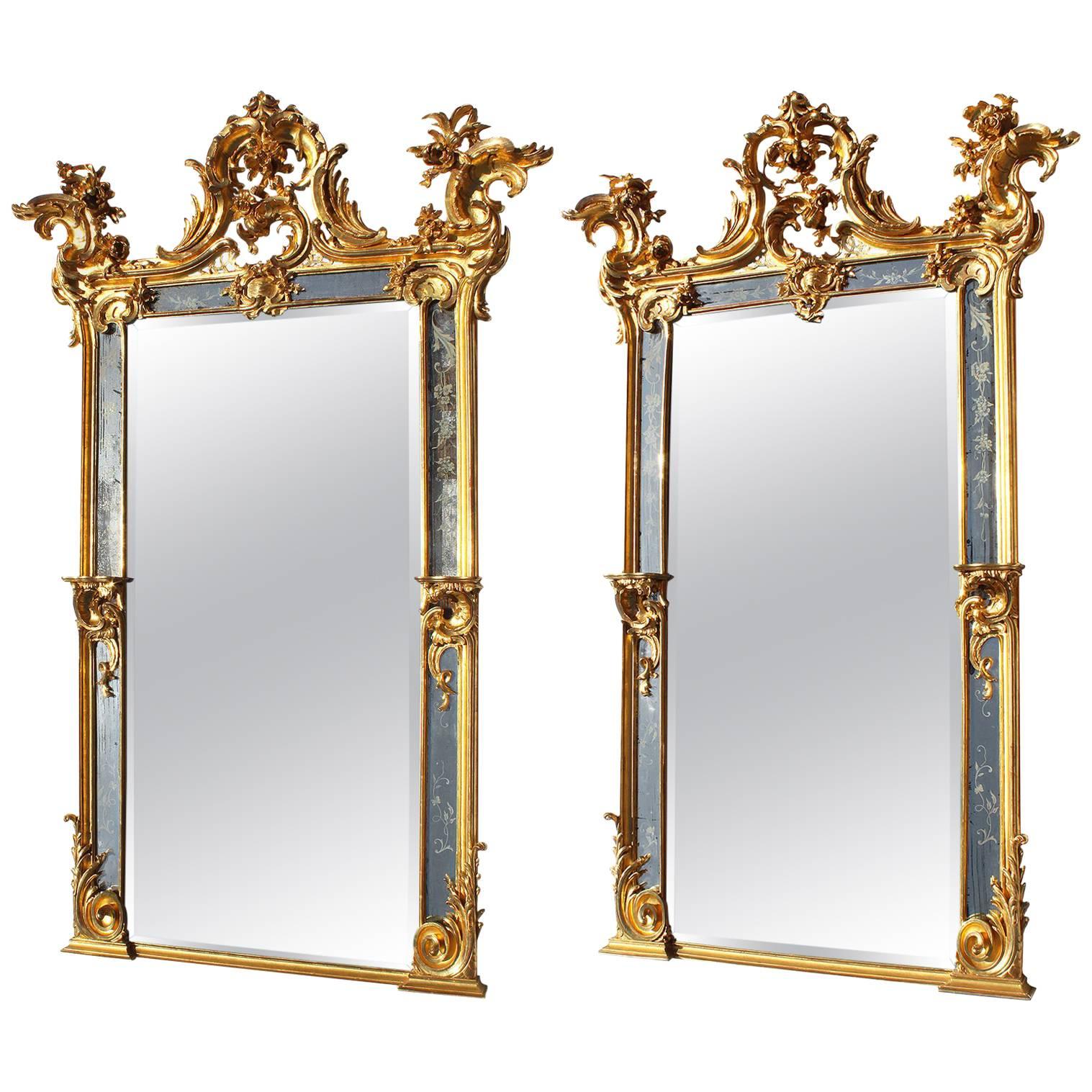 Très belle paire de miroirs de pilier de style rococo français du 19ème siècle en bois doré sculpté en vente