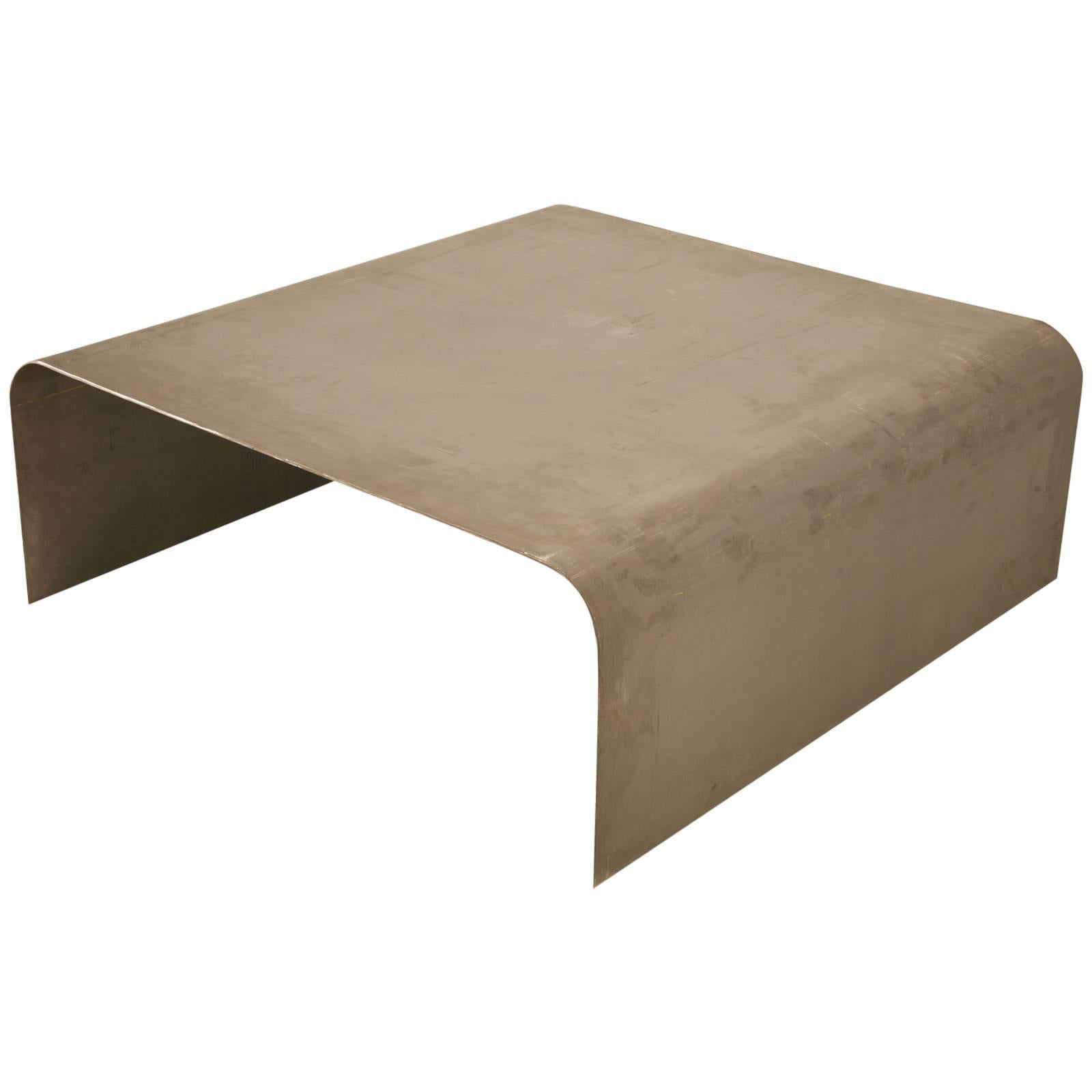 Table basse en acier disponible en tailles optionnelles, finitions par Old Plank Très Heavy en vente