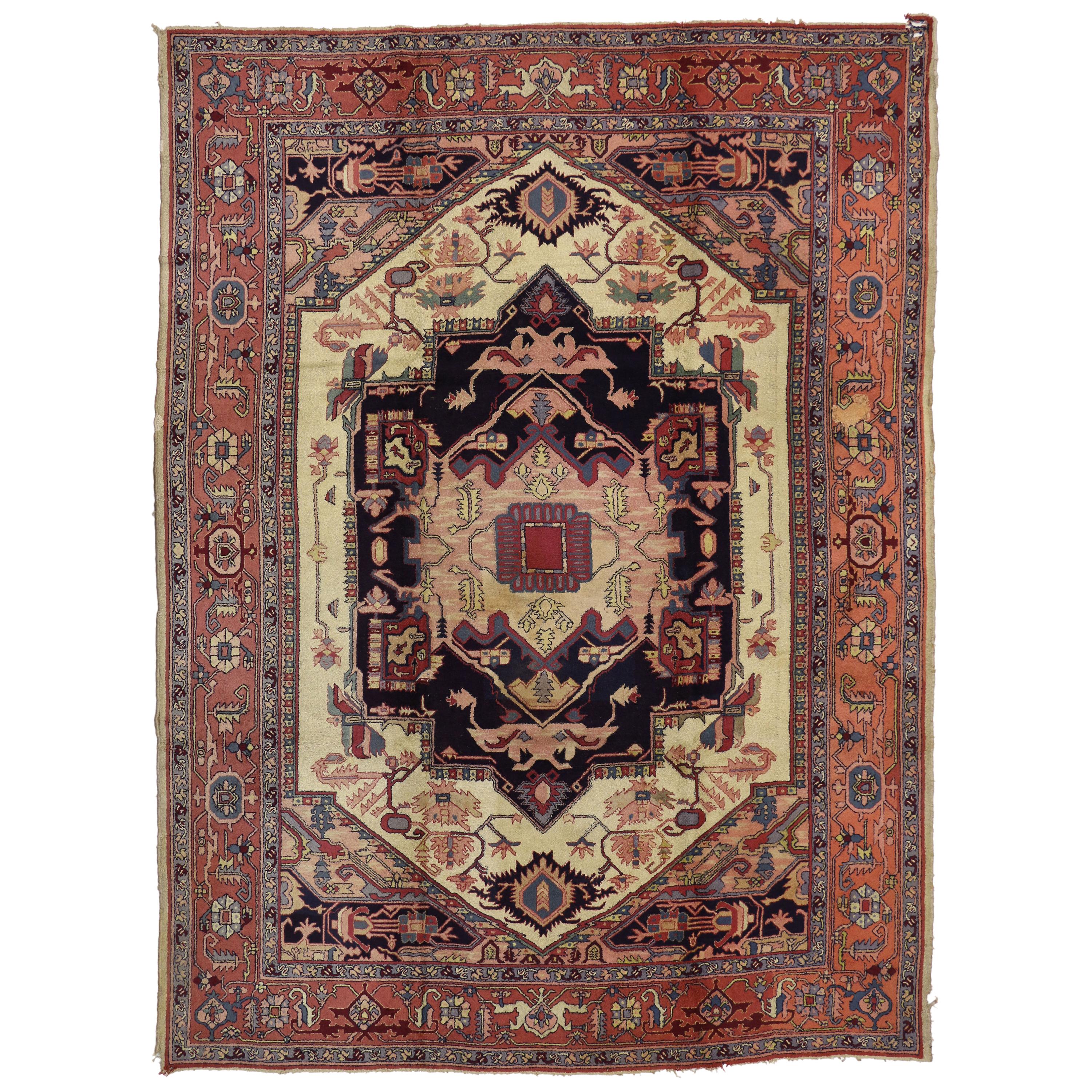 Antiker europäischer Hakenteppich im traditionellen persischen Serapi-Design im Angebot