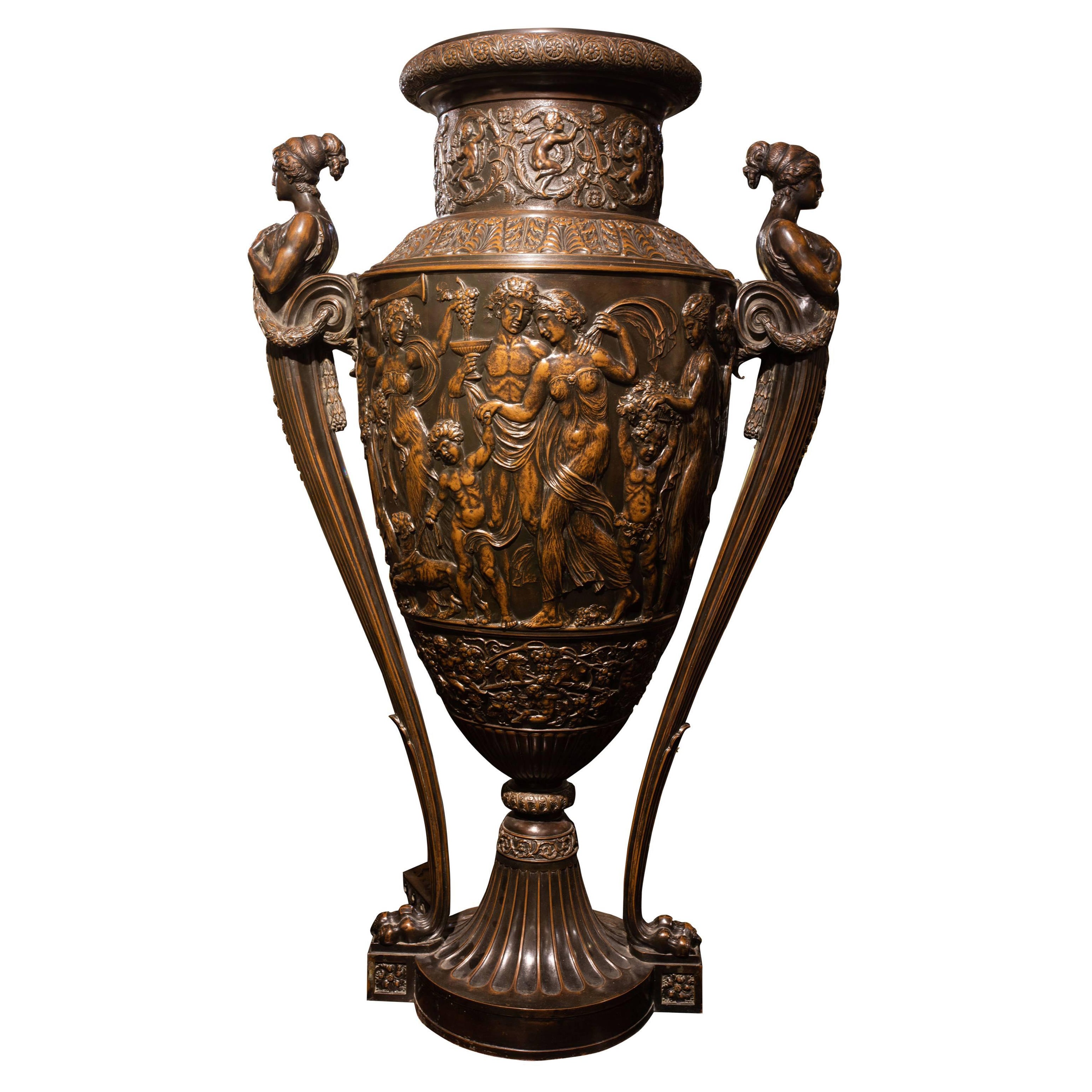 Monumental vase figuratif néoclassique français en bronze ancien de 48 pouces