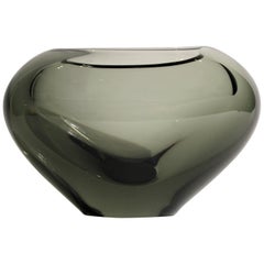 Holmegaard Per Lutken grand vase en verre d'art gris fumé en forme de cœur «Minuet »