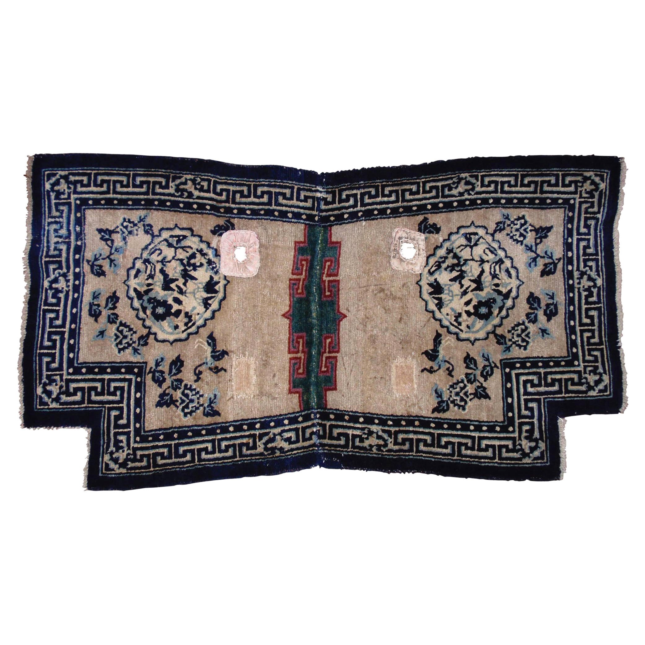 Tibetischer Sattelteppich aus dem 19. Jahrhundert mit handgeknüpften Tang-Song-Dekorationen aus blauer und weißer Wolle