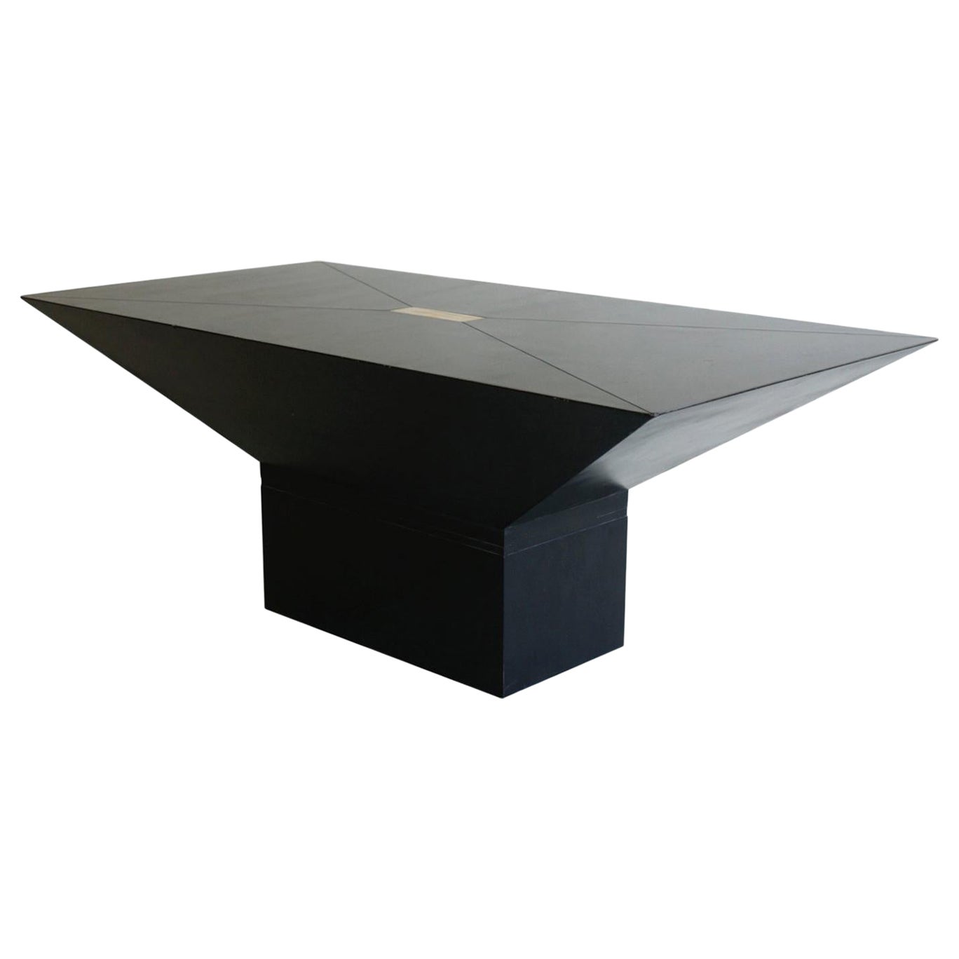Table basse rectangulaire en noir et laiton, française circa 1970's 80's, Jansen Attr. en vente