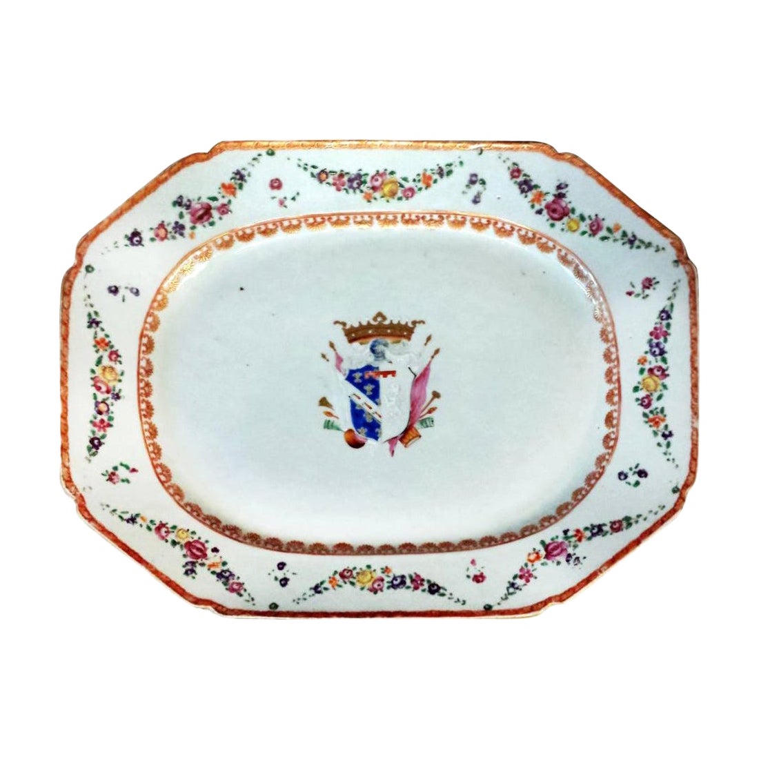 Plat en porcelaine armoriée exporté de Chine sur le marché italien, bras Marchesi di Sorbello en vente