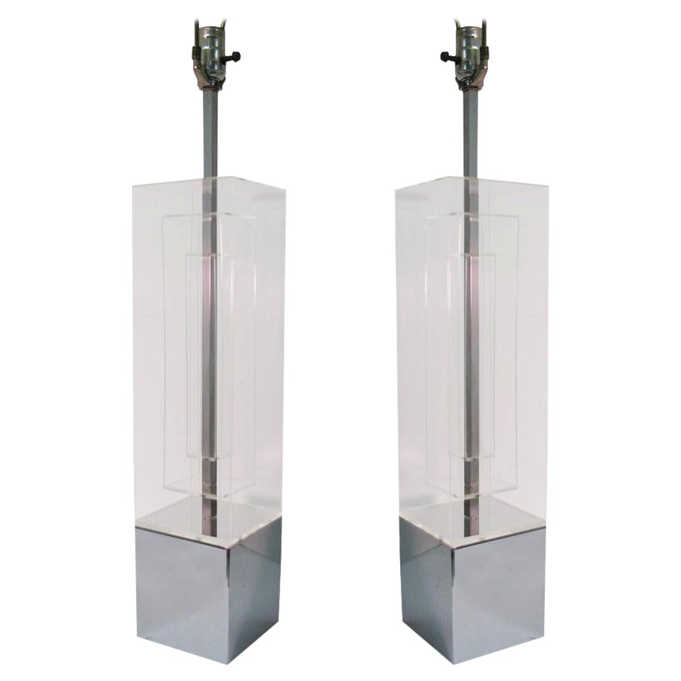 Pair of Mid-Century Modern Dimensional Architectural Lucite Table Lamps For Sale