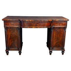 Credenza con piedistallo inglese in mogano tagliato a fiamma