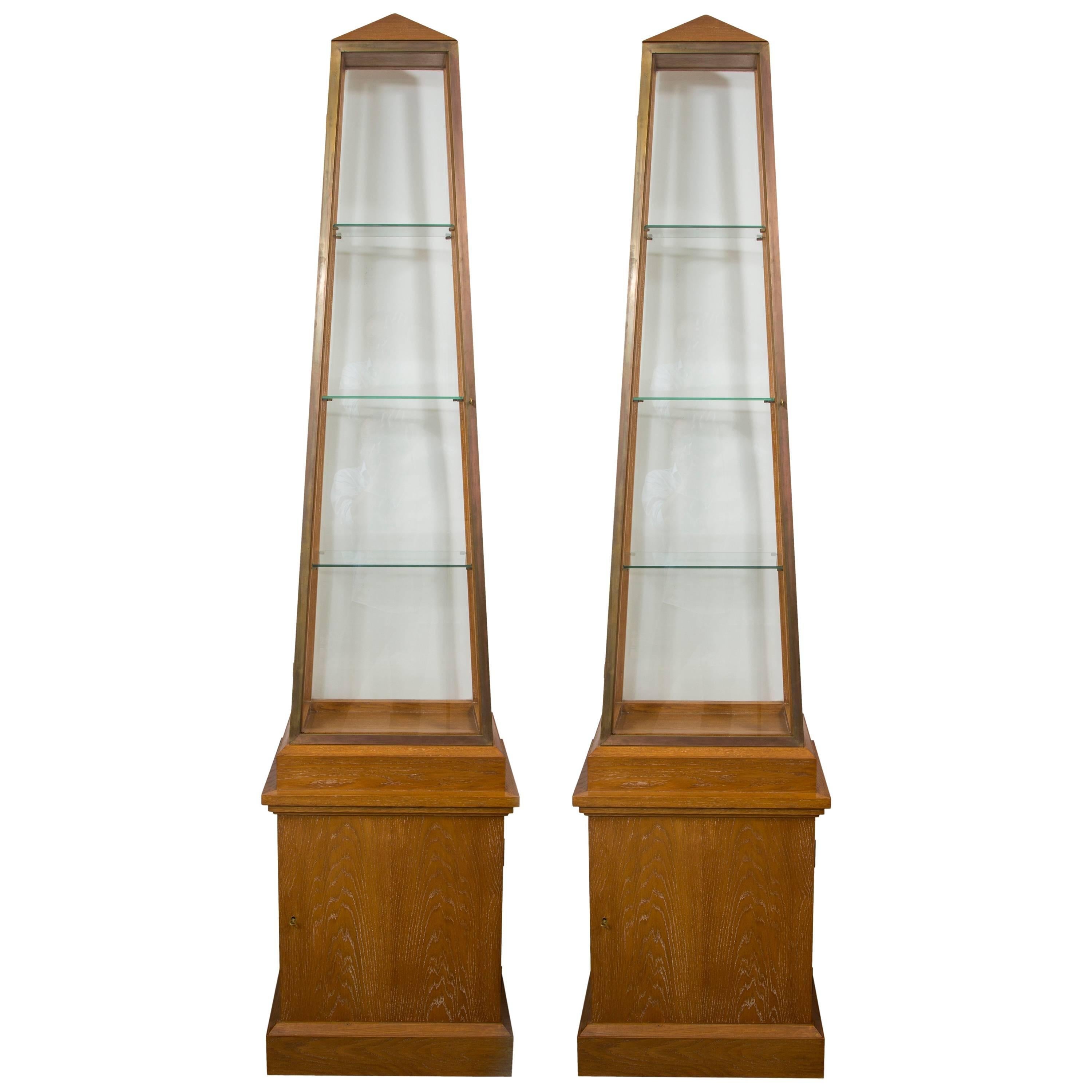 Paire de vitrines en forme d'obélisque par Andre Arbus en vente