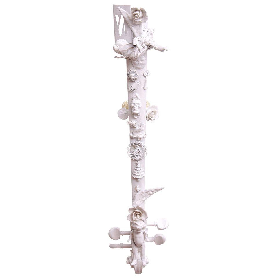 Weiße weiße Assemblage-Skulptur