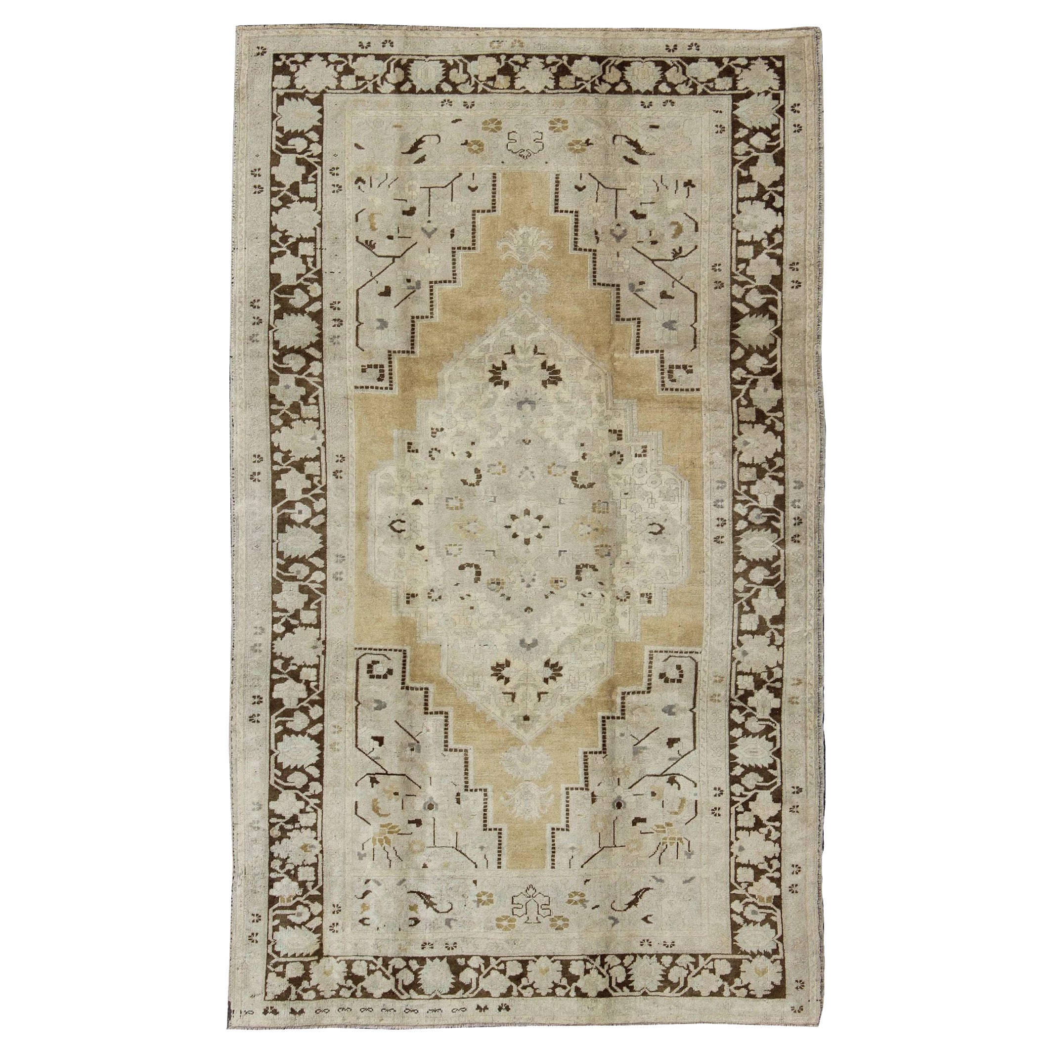 Tappeto turco Oushak con bordo giallo pallido, grigio e marrone