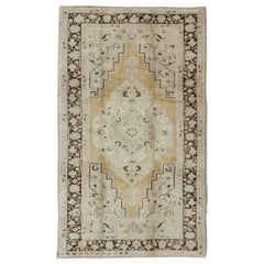 Tappeto turco Oushak con bordo giallo pallido, grigio e marrone